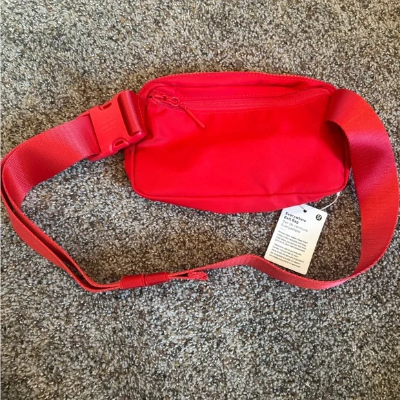 lululemon athletica Red everywhere belt bag brand new - Picture 4 of 5